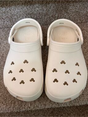 Disney Crocs White Classic Clog Style crocs. W7. M5. EUC. Mickey Mouse. Comfort